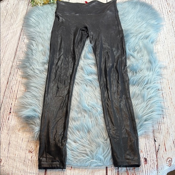 Spanx Faux Leather Pebbled High Waisted Black Leggings sz S - Picture 2 of 10